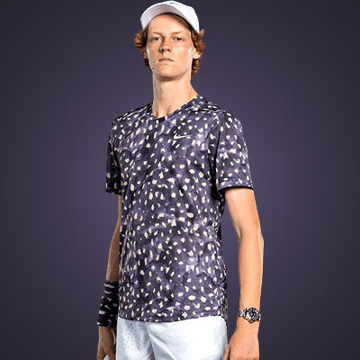 De complete uitrusting van Jannik Sinner! Racket, snaar, T-shirt, short, schoenen