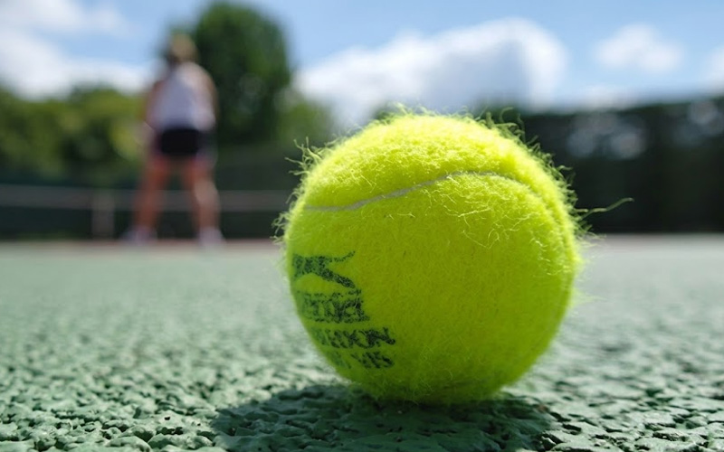 Waarom zijn tennisballen behaard?